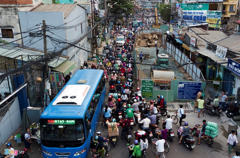 Cuoi nam, lo cot lai moc len khap duong Sai Gon-Hinh-2