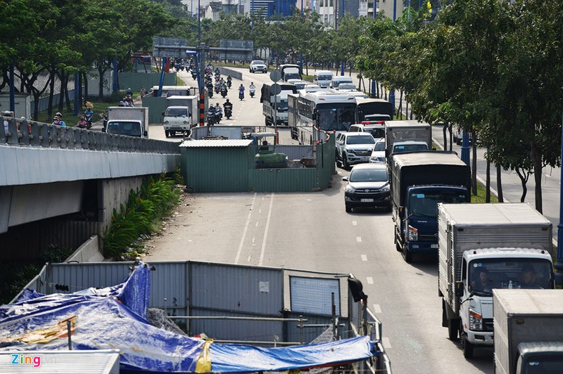 Cuoi nam, lo cot lai moc len khap duong Sai Gon-Hinh-8