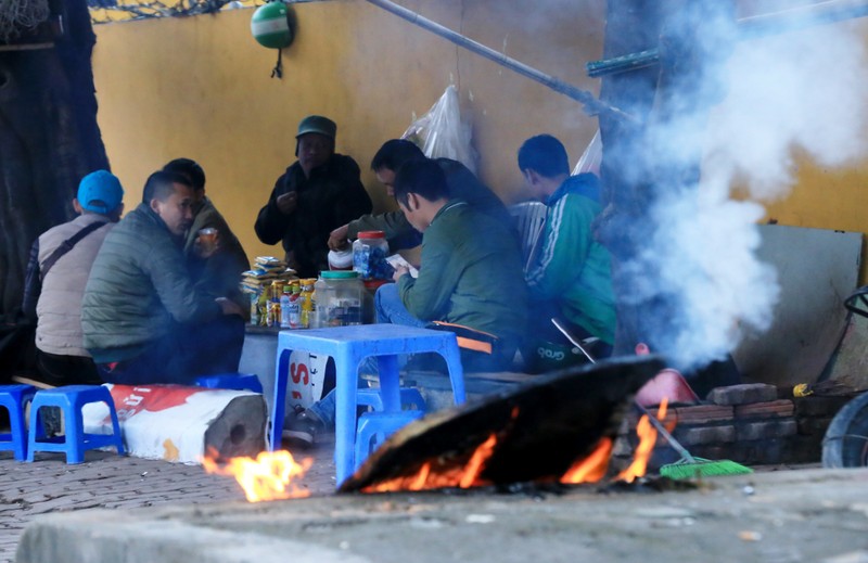 Ha Noi: Nguoi lao dong dot lua suoi am trong troi gia ret-Hinh-9