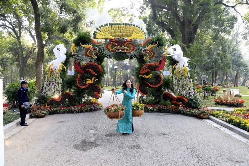 Nguoi dan say sua chup anh o duong hoa giua Thu do-Hinh-2