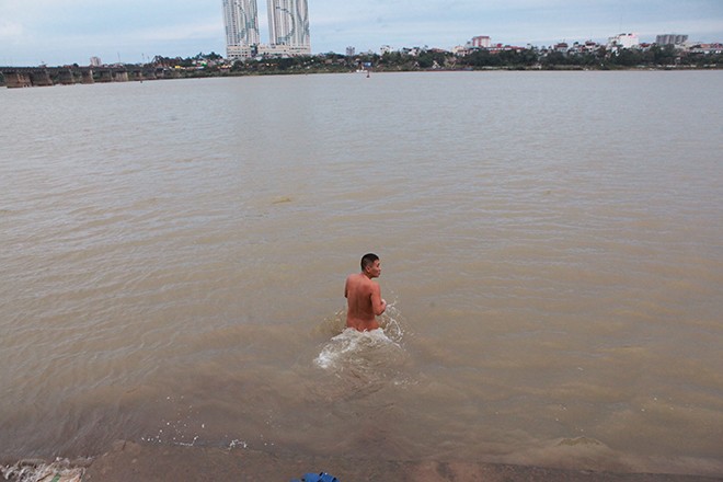 Nguoi Ha Noi tam tien giua bai song Hong trong gia ret duoi 10 do C-Hinh-5