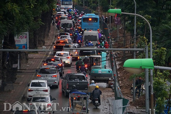 Anh: Ha Noi ach tac trien mien vi duong thi cong o at can Tet-Hinh-6