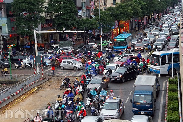 Anh: Ha Noi ach tac trien mien vi duong thi cong o at can Tet-Hinh-7