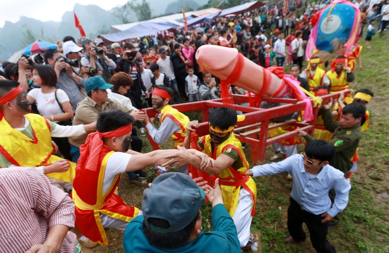 Bien nguoi chen chan de duoc chiem nguong 'cua quy khong lo' tai le hoi-Hinh-11