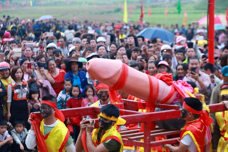 Bien nguoi chen chan de duoc chiem nguong 'cua quy khong lo' tai le hoi-Hinh-15