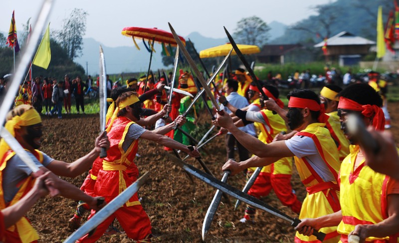 Bien nguoi chen chan de duoc chiem nguong 'cua quy khong lo' tai le hoi-Hinh-5