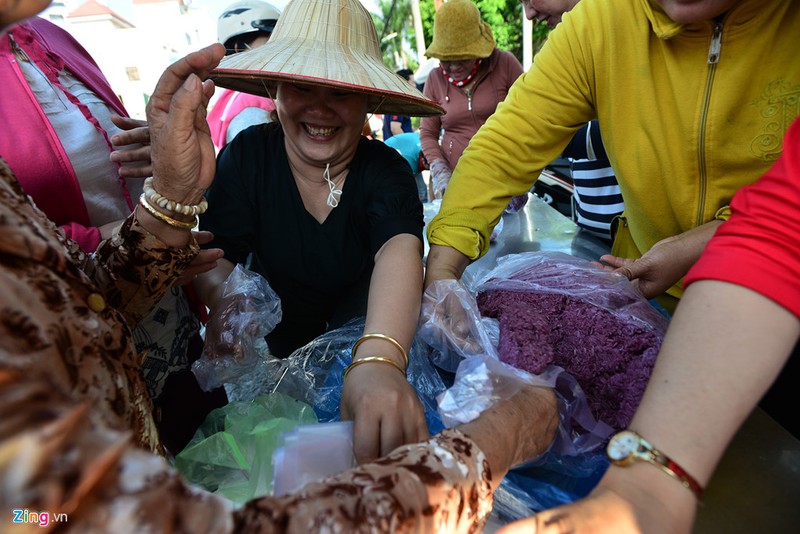 Hang nghin nguoi phat do mien phi cho khach di chua Ba Binh Duong-Hinh-5