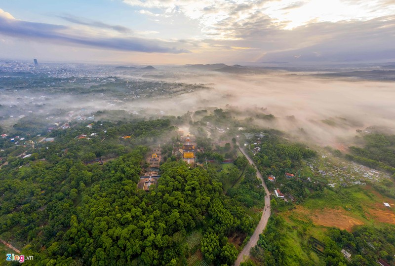 Anh: Man suong trang quan quanh toa nha cao nhat xu Hue-Hinh-9