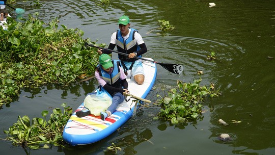 Tinh nguyen vot rac tren song: Khong ai... cap phep!-Hinh-2