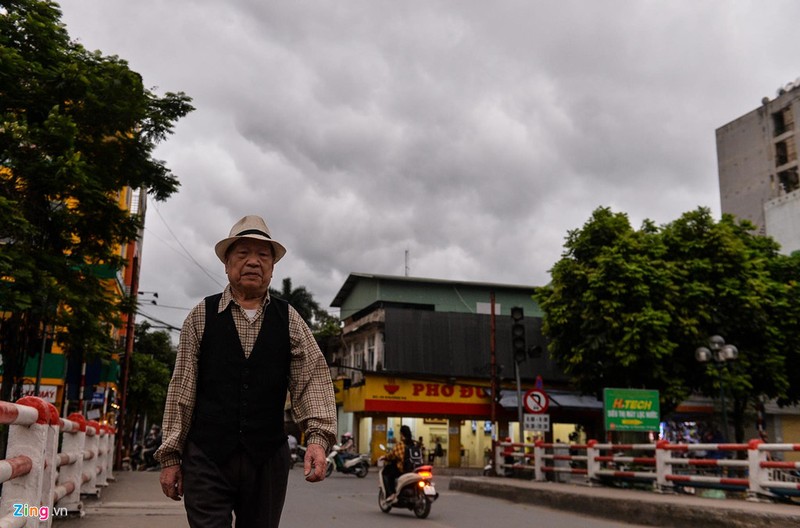 Troi Ha Noi toi sam, oto bat den di chuyen-Hinh-5