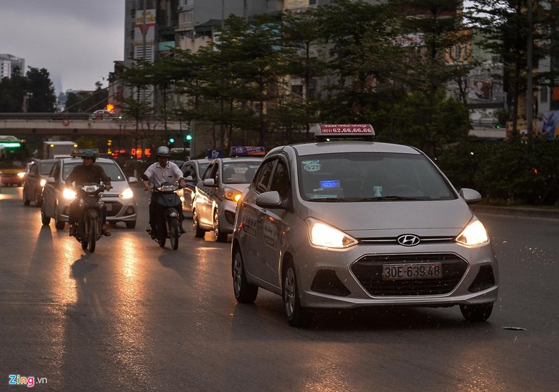 Troi Ha Noi toi sam, oto bat den di chuyen-Hinh-6