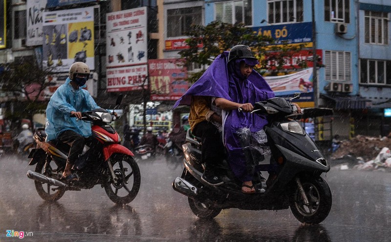 Troi Ha Noi toi sam, oto bat den di chuyen-Hinh-7