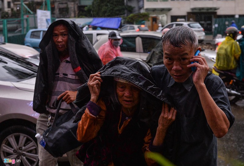 Troi Ha Noi toi sam, oto bat den di chuyen-Hinh-8