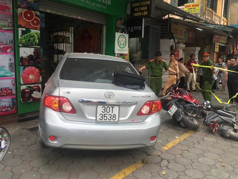 Ha Noi: Nu xe lai xe dam thang cua hang hoa qua-Hinh-4