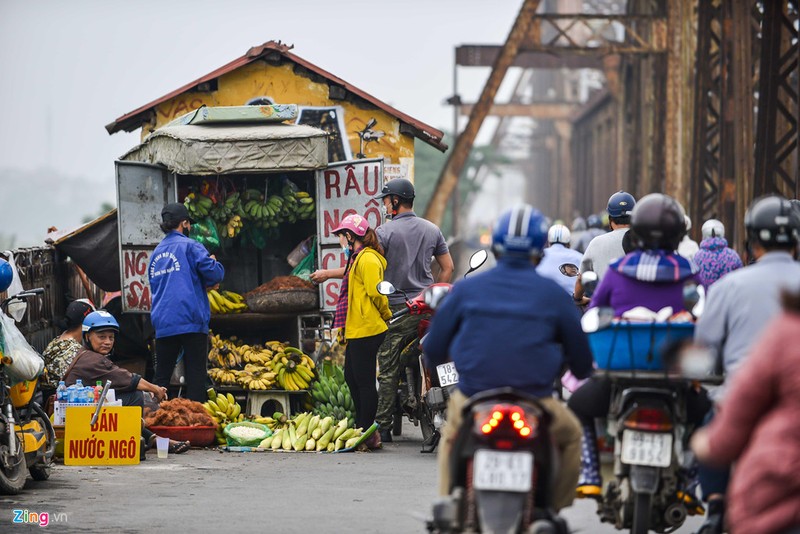 Cau hon tram tuoi bi bien thanh cho coc, giao thong un u-Hinh-2