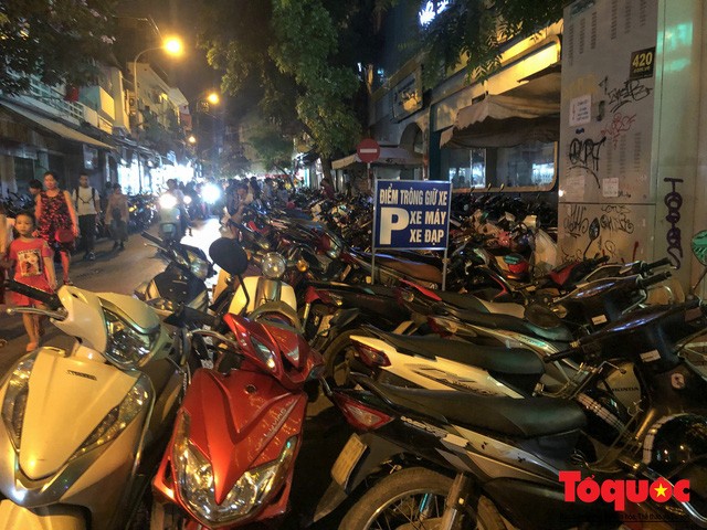 Ha Noi: Lan chiem via he, dan pho co bien long duong thanh bai gui xe-Hinh-3