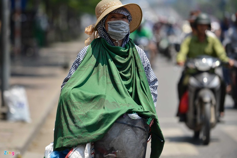 Nguoi di duong dap chan, bien thanh 'ninja' giua cai nong tren 40 do C-Hinh-4