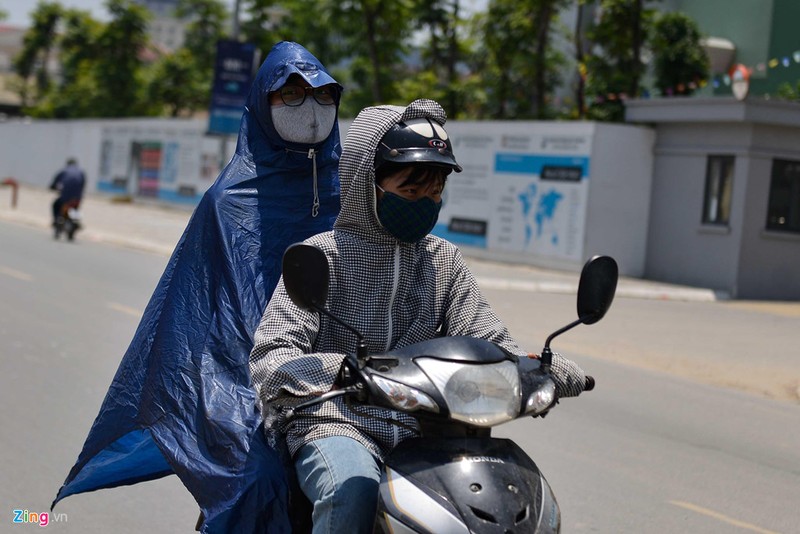 Nguoi di duong dap chan, bien thanh 'ninja' giua cai nong tren 40 do C-Hinh-8