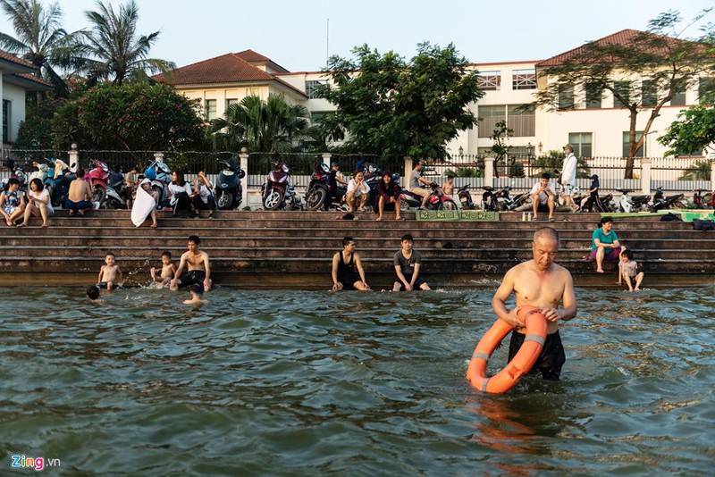 Nong 40 do C, ho lon nhat Ha Noi thanh bai tam ly tuong-Hinh-2