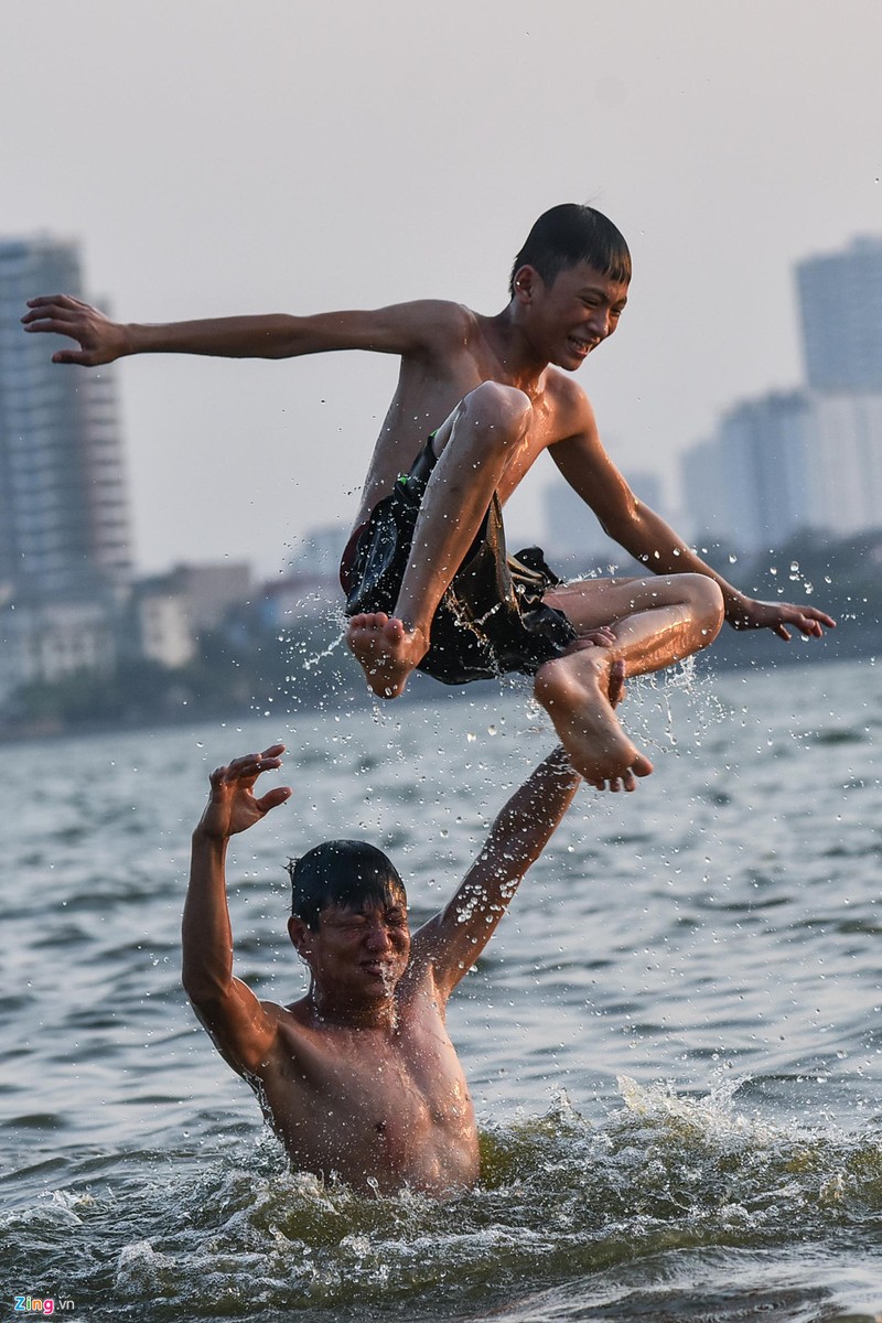 Nong 40 do C, ho lon nhat Ha Noi thanh bai tam ly tuong-Hinh-6