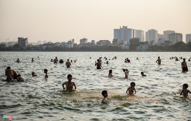 Nong 40 do C, ho lon nhat Ha Noi thanh bai tam ly tuong