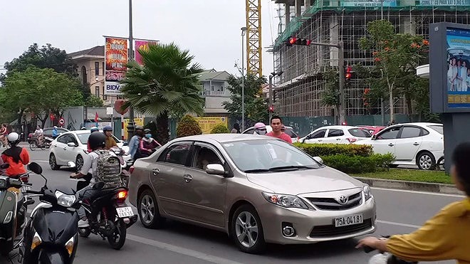 Nhung pha dung o to giua duong vi ly do “kho do” cua lai xe-Hinh-5