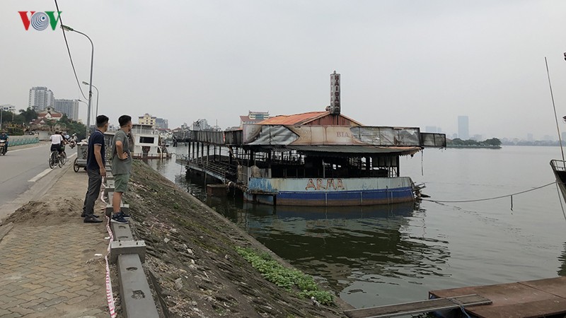 Du thuyen, nha hang noi hoang tan vat vo ben Ho Tay-Hinh-3