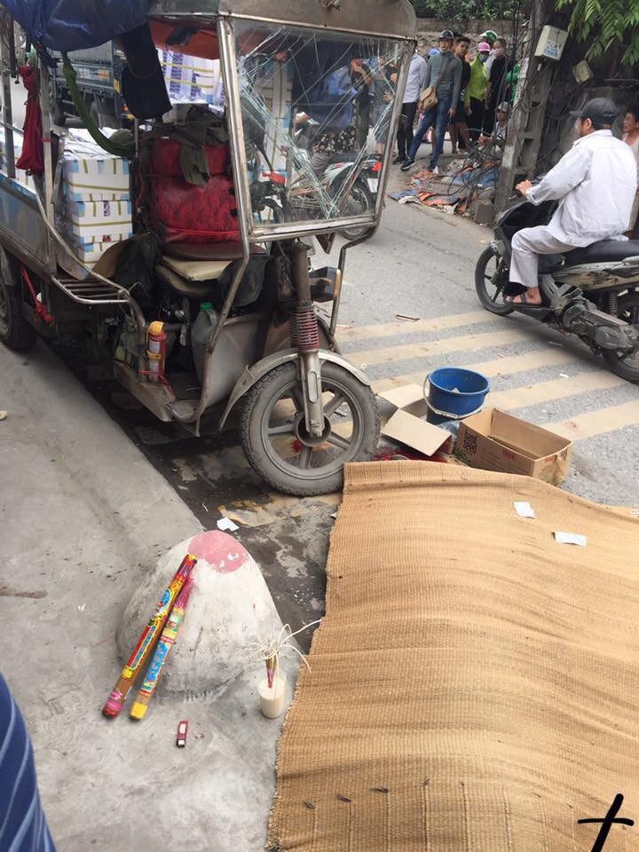 Bi xe ba banh de, nguoi dan ong tu vong tai cho