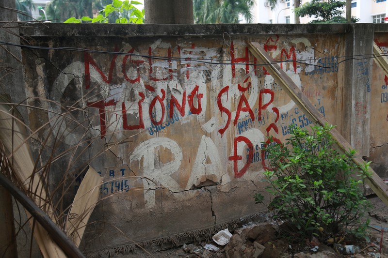 Muu sinh bat chap, nguoi dan ngoi ngay duoi buc tuong sap do-Hinh-7