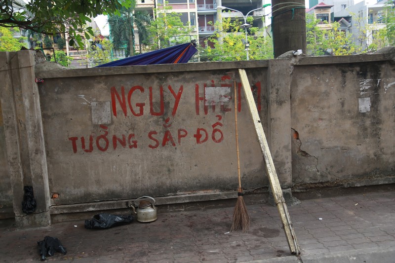 Muu sinh bat chap, nguoi dan ngoi ngay duoi buc tuong sap do-Hinh-8