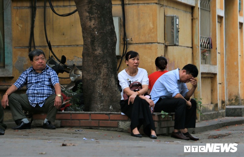 Thi vao lop 10: Nang nong tren 40 do C, phu huynh thap thom cho con-Hinh-10