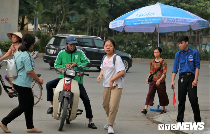 Thi vao lop 10: Nang nong tren 40 do C, phu huynh thap thom cho con-Hinh-5