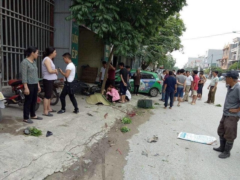 Dam manh, taxi keo le nguoi phu nu ban rau tren duong