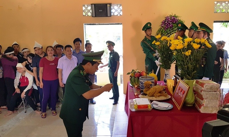 Nguoi dan khoc nhu mua tien dua Thieu ta bien phong Thanh Hoa hi sinh khi bat ma tuy