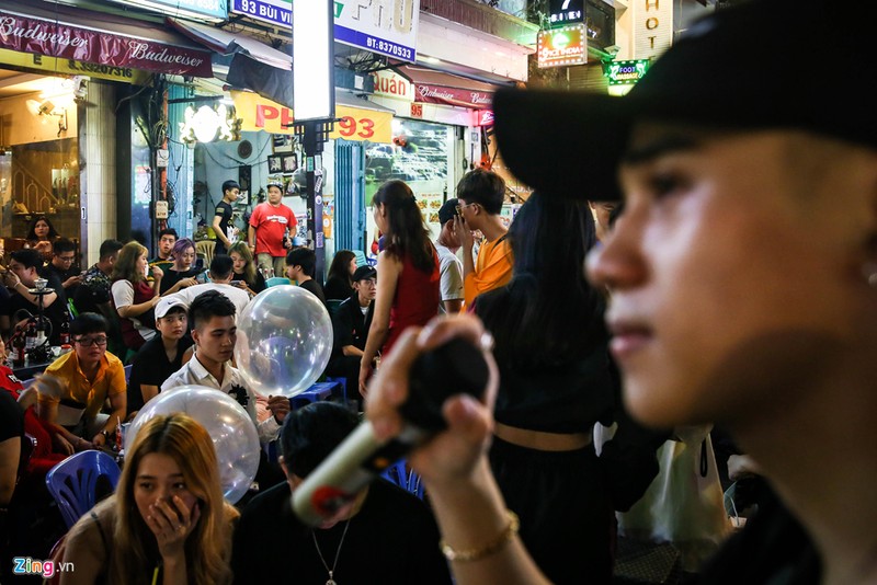 Tai sao dem xuong hang tram nguoi thi nhau ra pho Bui Vien thoi 