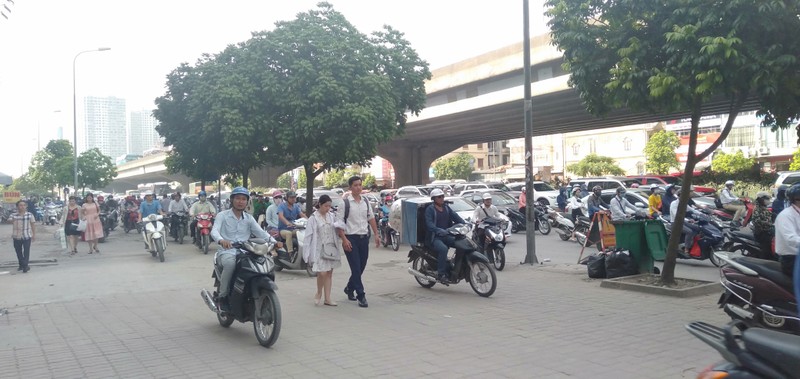 Un tac trong nang nong dau tuan, xe may tran len via he dong nhu kien-Hinh-7