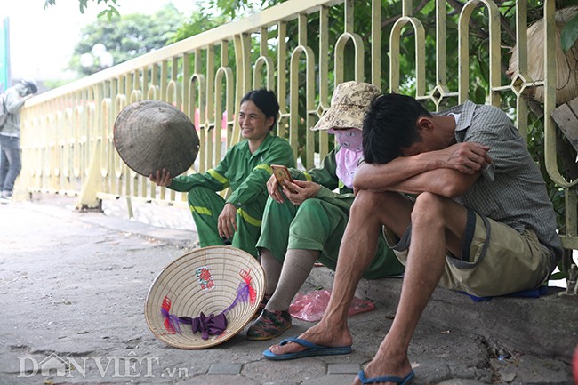 Anh: Cach nguoi dan Ha Noi vat va vuot qua cai nang 40 do C-Hinh-6