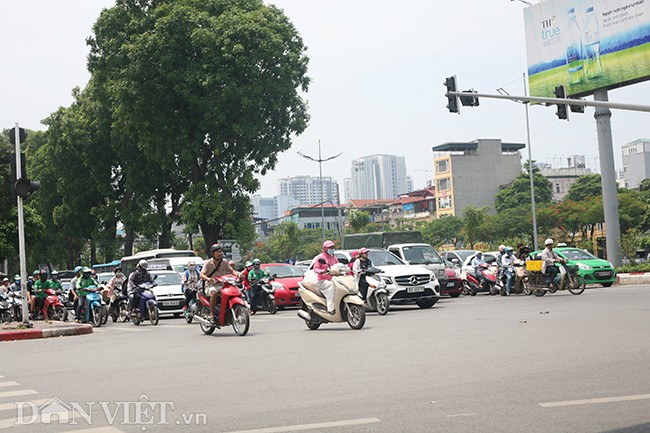 Anh: Cach nguoi dan Ha Noi vat va vuot qua cai nang 40 do C