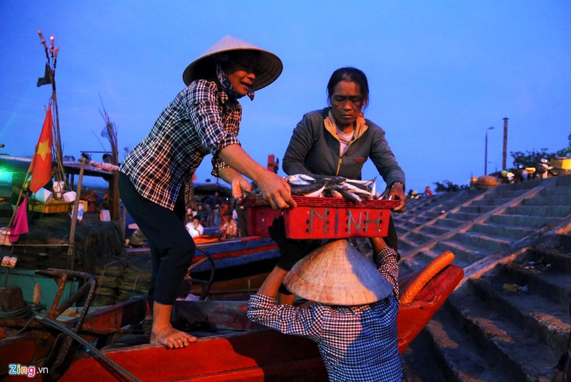 Nhoc nhan nhung nguoi phu nu doi ca ven bien Ha Tinh-Hinh-4