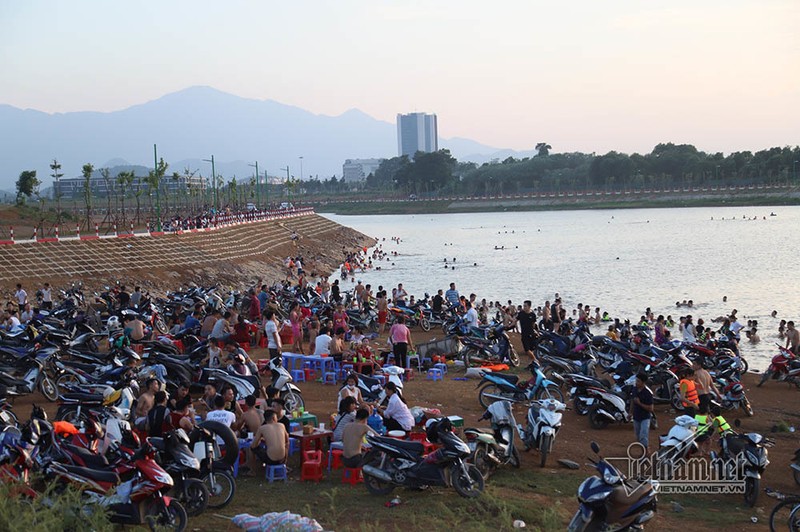 Ha Noi nong nhu rang, ngoai o thanh 'bai bien' ngan nguoi tam mat-Hinh-17