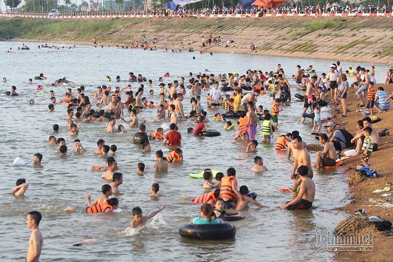 Ha Noi nong nhu rang, ngoai o thanh 'bai bien' ngan nguoi tam mat