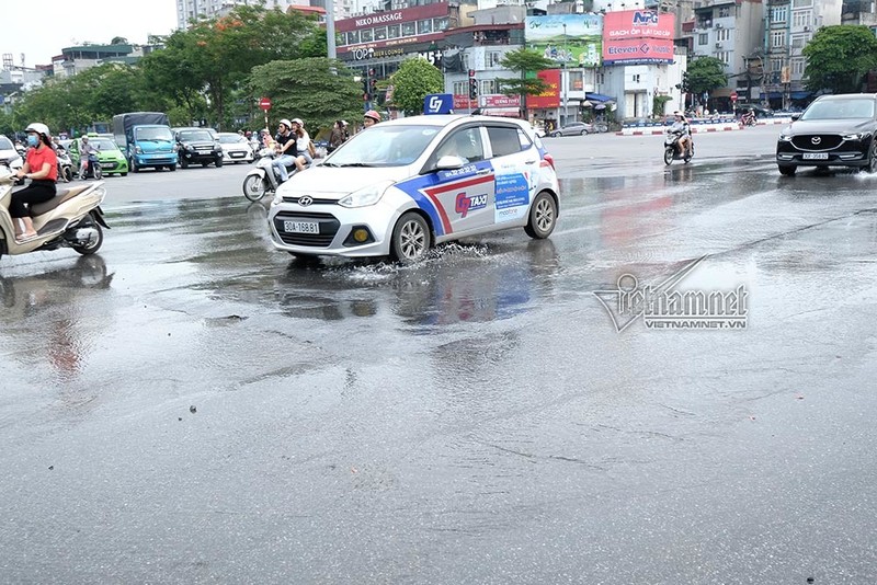 Ha Noi: Nuoc bong dung phun len tu mat duong-Hinh-2