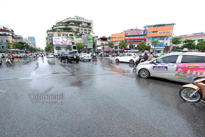 Ha Noi: Nuoc bong dung phun len tu mat duong-Hinh-3