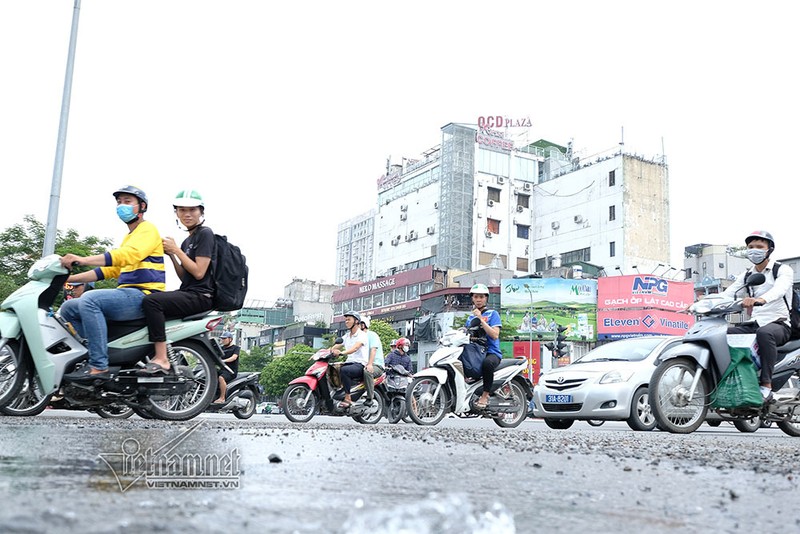 Ha Noi: Nuoc bong dung phun len tu mat duong-Hinh-4