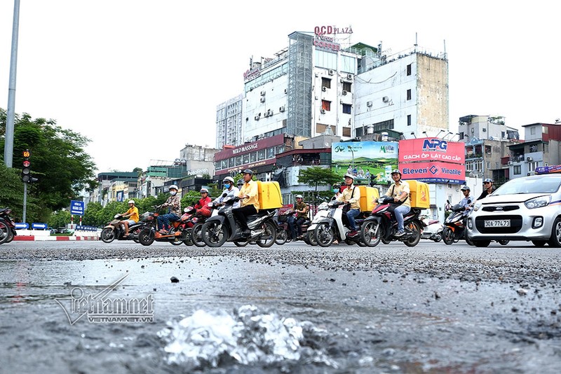 Ha Noi: Nuoc bong dung phun len tu mat duong-Hinh-5