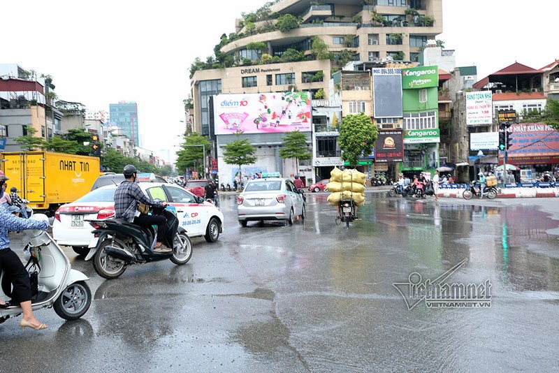 Ha Noi: Nuoc bong dung phun len tu mat duong-Hinh-6