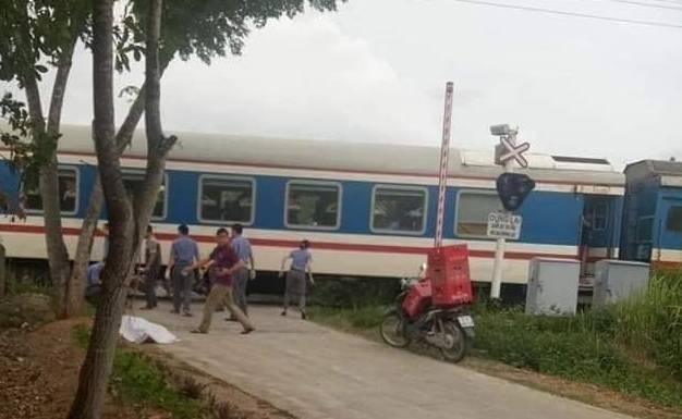 Ron nguoi khoang khac nguoi phu nu sang duong bi tau hoa dam tu vong