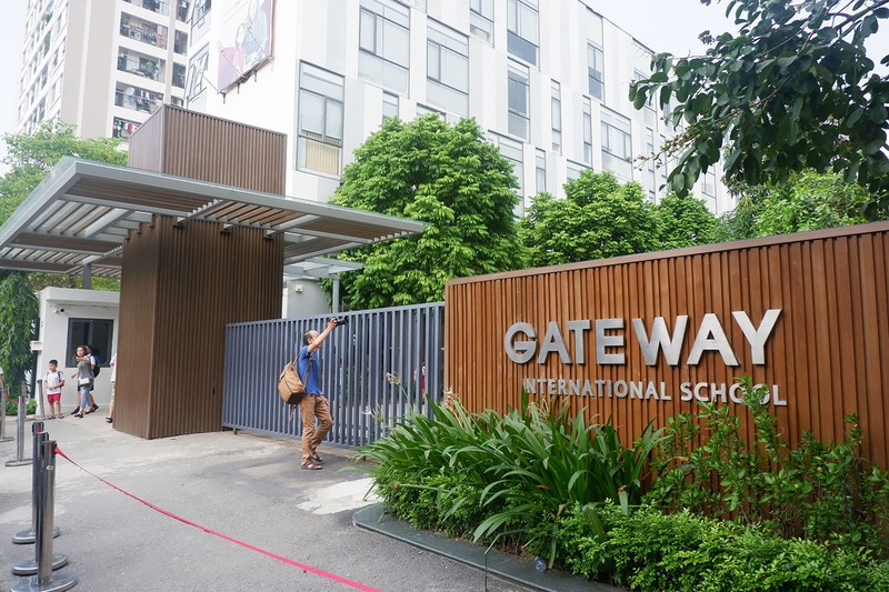 Vu hoc sinh lop 1 tu vong: Truong Gateway gan them chu “Quoc te” co bi phat?