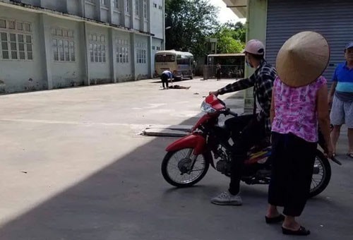 Nam thanh nien roi tu tang 9 KTX DH Mo Ha Noi xuong dat tu vong