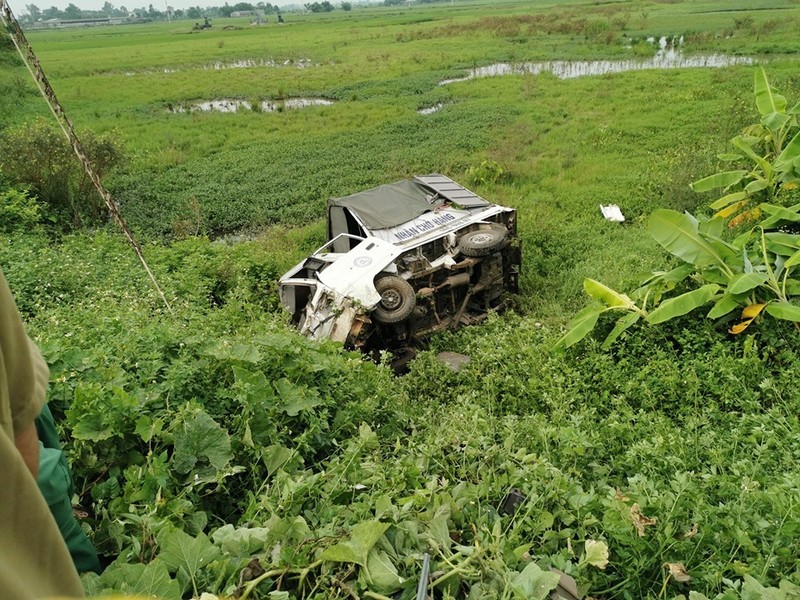 Co di qua duong tau, xe tai nat bet dau